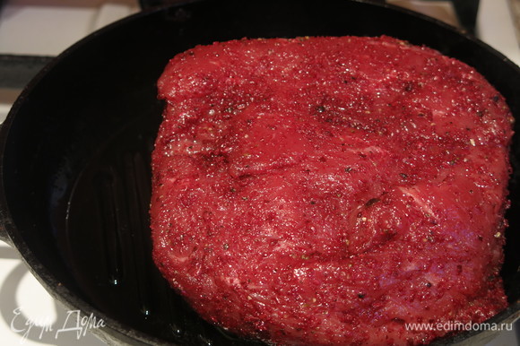 Нагреваем духовку до 250–260°C. Нагреваем сковороду, смазываем маслом, поджариваем мясо со всех сторон по 10–20 секунд.