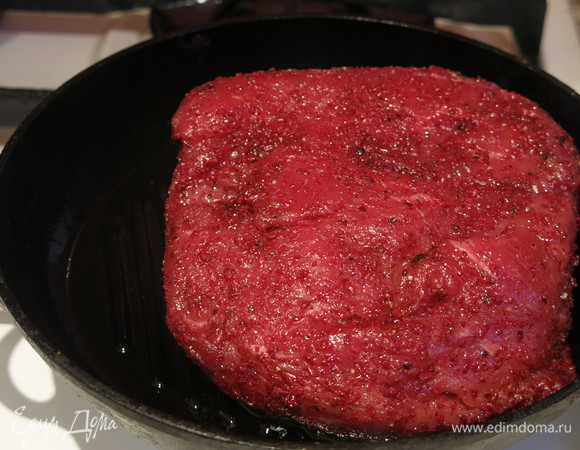 Нагреваем духовку до 250–260°C. Нагреваем сковороду, смазываем маслом, поджариваем мясо со всех сторон по 10–20 секунд.