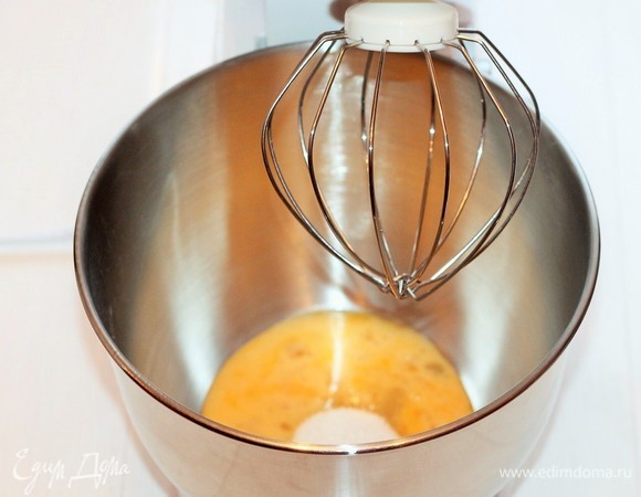 Миксером взбить яйца (крупные) с сахаром (125 г) до его полного растворения (сахара). Объем смеси, должен увеличиться вдвое. От этого зависит пышность бисквита, т.к. в тесте нет разрыхлителя.