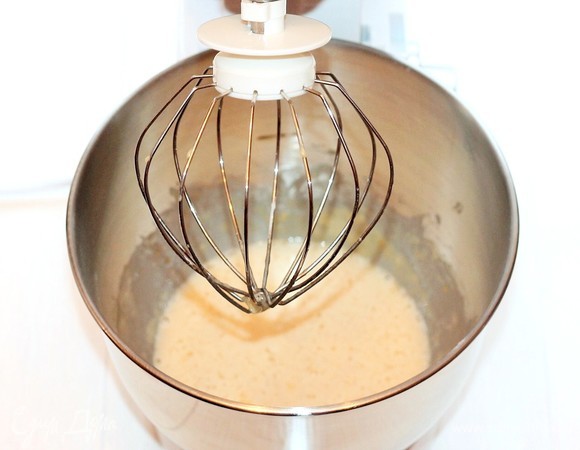 Муку (150 г) смешать с ванилином (0,5 пакетика) и просеять. Аккуратно вмешать мучную смесь в яичную. Вначале вмешать ложкой, затем миксером.