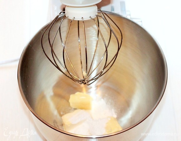 Для крема взбить размягченное масло (я взяла вместо 175 г масла — 100 г) с сахарной пудрой (3 ст. л.) и ванилином (0,5 пакетика). Добавить сгущенное молоко (3 ст. л.) и взбить еще раз. Крем получается однородный, густой, нежный и ванильный.