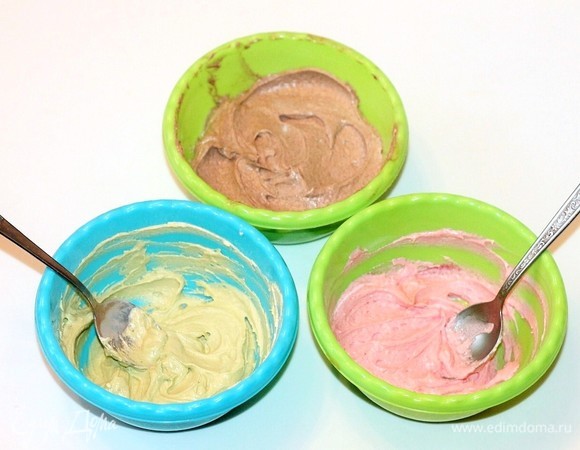 Отделить от общего количества крема по 2 ст. л. и разложить в 2 маленькие миски. Большую часть крема смешать с просеянным какао-порошком. Остальные с пищевыми красителями. Красители у меня — сухой порошок.