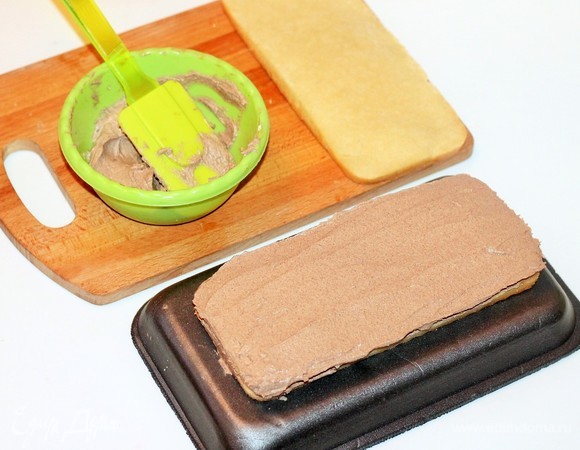 Промазать коржи шоколадным кремом.