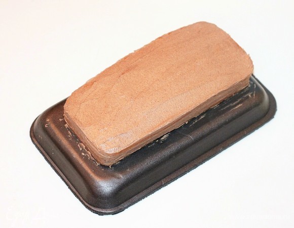 Верх и бока торта смазать кремом с какао. Если осталась крошка от верхушки бисквита, то обсыпать бока торта. Охладить торт в холодильнике, в течение 1 часа. Я охлаждала на балконе.