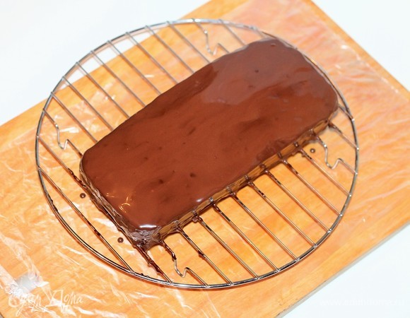 Выложить охлажденный торт на решетку и полить горячим шоколадом. Отправить торт в холодное место до застывания шоколада.