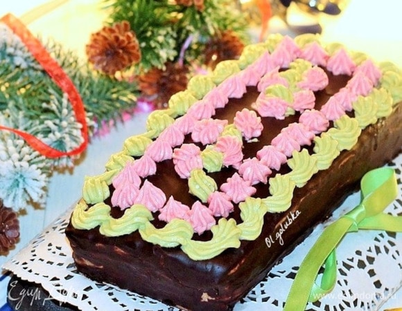 С помощью кондитерского шприца или мешочка выдавить на торт цветной крем и украсить. Можно украсить цукатами. Такой торт, очень вкусный на следующий день. Торт хорошо пропитан, крем нежнейший и конечно аромат ванили.