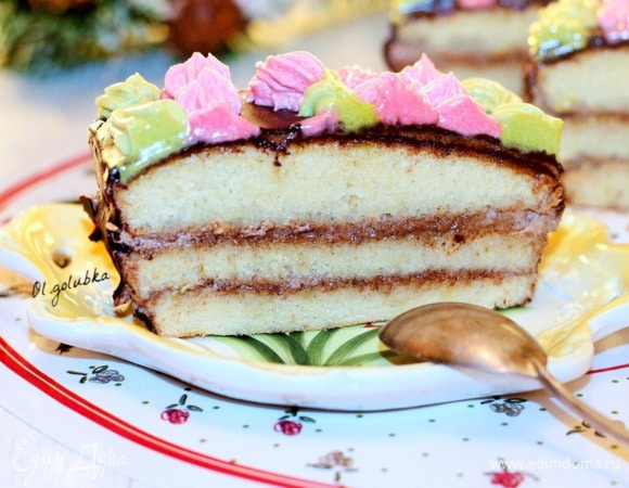 Если вы не уверенны, что взбили хорошо яичную смесь и она у вас не увеличилась. То советую муку смешать с разрыхлителем (0,5 ч. л.) и ванилином. Затем вмешивать в взбитую яичную смесь.