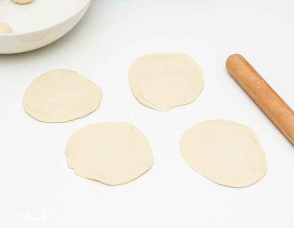 Каждый шар теста слегка раскатать в небольшой сочень.