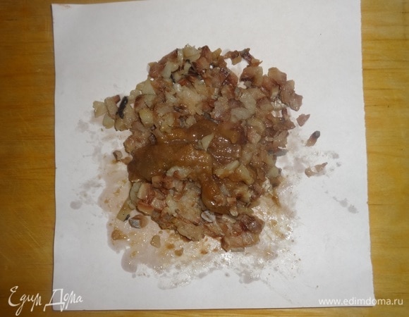 Филе и икру слабосоленой сельди измельчить ножом.