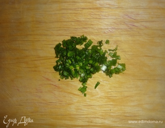 Зеленый лук вымыть, обсушить и мелко нарезать.