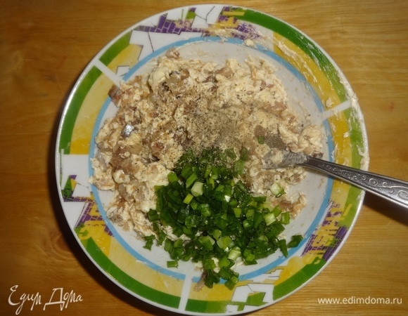 Добавить к массе зеленый лук и молотый перец, перемешать.
