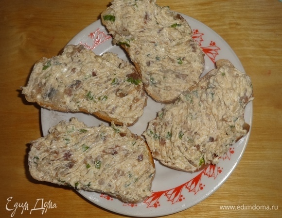 Намазать селедочным маслом кусочки батона.