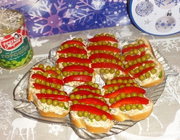 Выложить бутерброды на красивое блюдо и подать на праздничный стол. Угощайтесь! Приятного аппетита! С Новым годом!