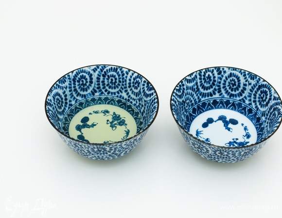 Подготовьте 2 миски. В одну налейте растительное масло, другую оставьте пустой.