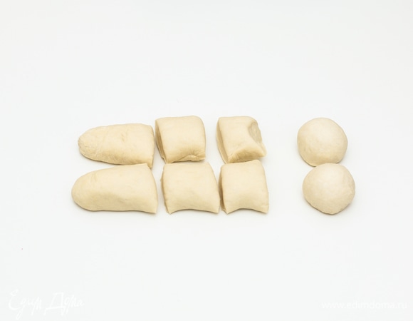 Из отдохнувшего теста сформировать жгут толщиной 4–5 см, затем разделить его на 16–18 равных частей. Каждую часть подкатать в шар и оставить на несколько минут.