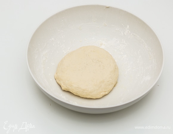 Муки у вас может уйти чуть больше или чуть меньше, поэтому необходимо добавлять ее постепенно. Накрыть миску с тестом полотенцем и оставить отдохнуть примерно на 20 минут при комнатной температуре. Тесто не должно сильно подняться.