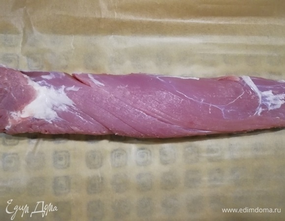Свиную вырезку промываем и обсушиваем, срезаем толстые прожилки.