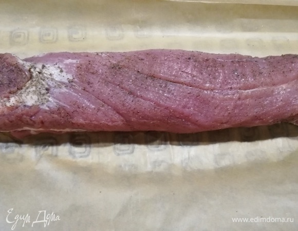 Втираем соль и перец в вырезку. Даем отдохнуть мясу 10 минут.