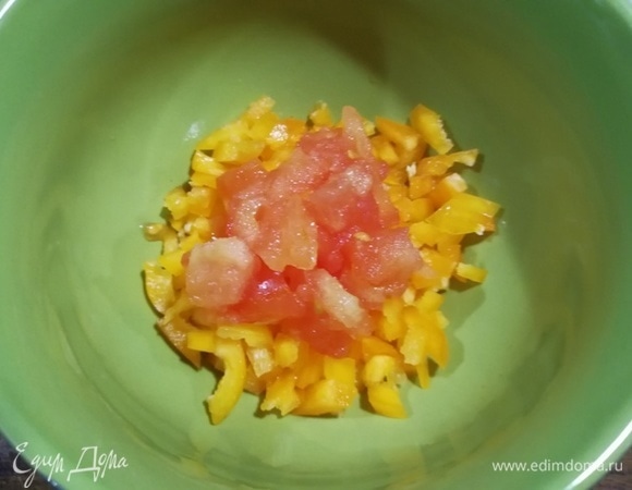 В это время нарезаем мелким кубиком болгарский перец, помидор без шкурки и сердцевины.