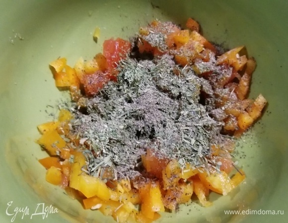 Солим, перчим, приправляем сушеным укропом и перемешиваем.