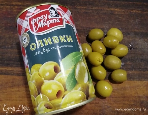 Оливки ТМ «Фрау Марта» просушиваем бумажным полотенцем.