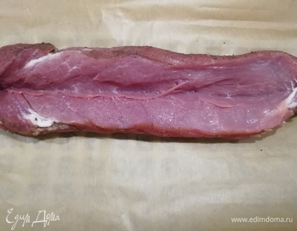 Отдохнувшую вырезку надрезаем, немного не доходя до краев и до середины вглубь.