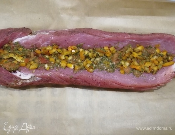 В углубление выкладываем болгарский перец с помидором.