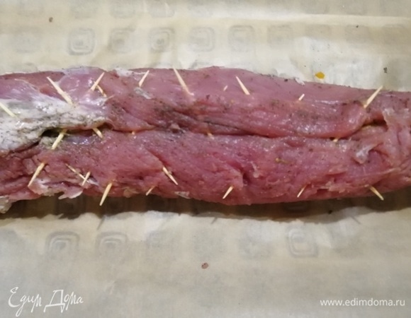 Упаковываем начинку, соединяя края вырезки и скрепляя зубочистками.