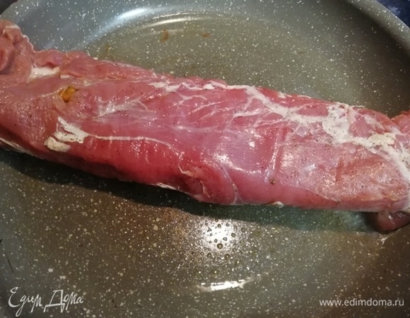 Разогреваем сковороду с растительным маслом до дымка, выкладываем вырезку швом вниз и жарим 1 минуту, переворачиваем и жарим еще 30 секунд.