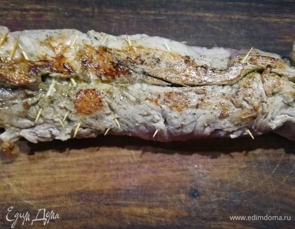 Перекладываем вырезку на разделочную доску и убираем зубочистки.