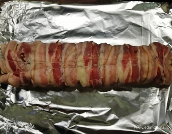 Переносим рулет на противень, застеленный фольгой.