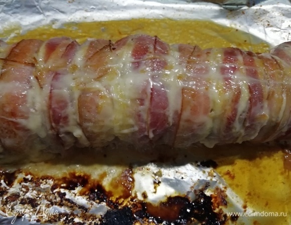 Мы подошли к самому главному этапу - запеканию. Отправляем противень в холодную духовку, включаем температуру 100°С и запекаем 15 минут. Затем увеличиваем температуру до 200°С и оставляем вырезку на 25 минут. Выделившийся сыр распределяем кисточкой по бекону, он быстро впитается.