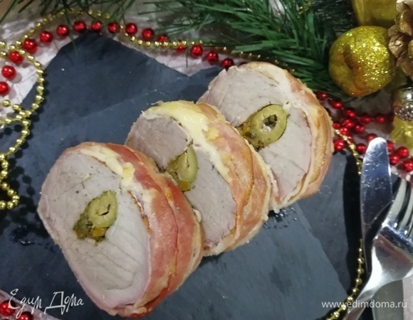 Осталось нарезать и подать невероятно сочную и нежную вырезку в беконе к столу.