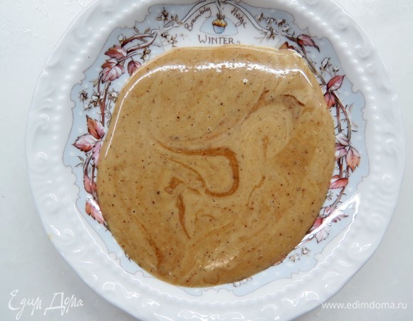 Готовим маринад для утки. В мисочке смешать майонез, горчицу, специи, жидкий мед и яблочный уксус, перемешать до однородности.