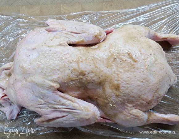 Натереть утку маринадом снаружи и изнутри.