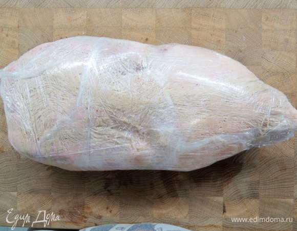 Утку обмотать пищевой пленкой и оставить мариноваться в холодном месте на сутки.