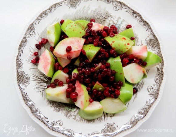 Спустя сутки готовим начинку. Яблоки нарезать на дольки, удалив сердцевину. Перемешать с брусникой (можно брать как свежую, так и замороженную). Замороженную я предварительно не размораживаю.