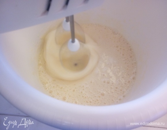 Взбиваем массу в течении 5–7 минут.