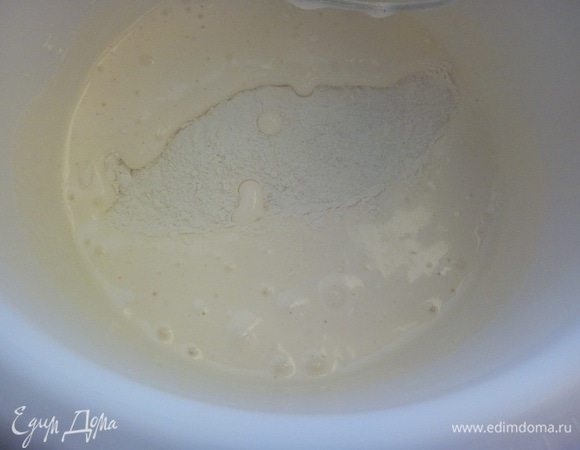 В яичную пену просеиваем муку с разрыхлителем. Аккуратно перемешиваем движениями снизу-вверх.