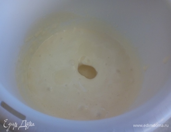 Добавляем 2 ст. л. растительного масла. Аккуратно перемешиваем.