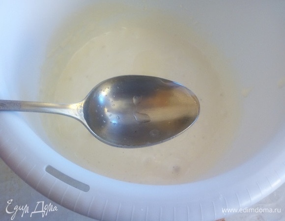 Добавляем 2 ст. л. кипятка. Перемешиваем массу.
