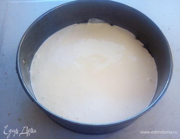 Выливаем тесто в подготовленную форму. Помещаем форму с тестом в разогретую духовку. Выпекаем 20–25 минут при 160–180°C. Первые 12–15 минут духовку не открываем. Затем готовность проверяем сухой шпажкой.