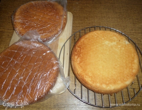 Вынимаем форму их духовки. Ножом проводим вдоль бортиков. Выкладываем корж на решетку, остужаем. Затем заворачиваем в пищевую пленку. Оставляем на 6–8 часов в холодильнике. Аналогично выпекаем еще 2 коржа.