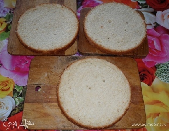 Коржи подравниваем, срезая верхний бугорок.