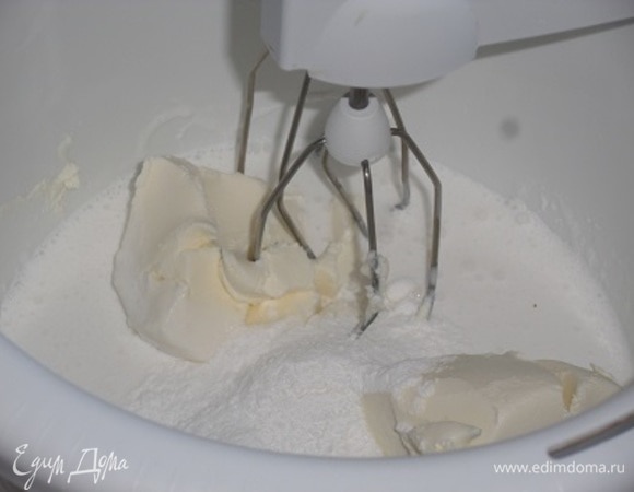 В чашу миксера выкладываем творожный сыр и сахарную пудру. Добавляем жирные сливки.
