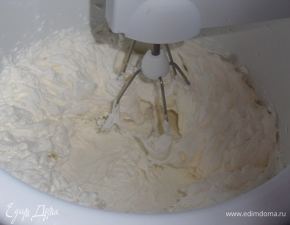 Взбиваем до однородного пышного состояния, 1 ст. л. творожного крема отложить.