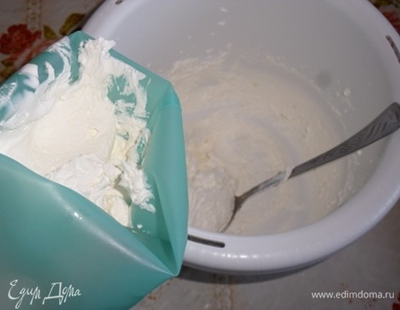 Приготовленный крем выкладываем в кондитерский мешок.