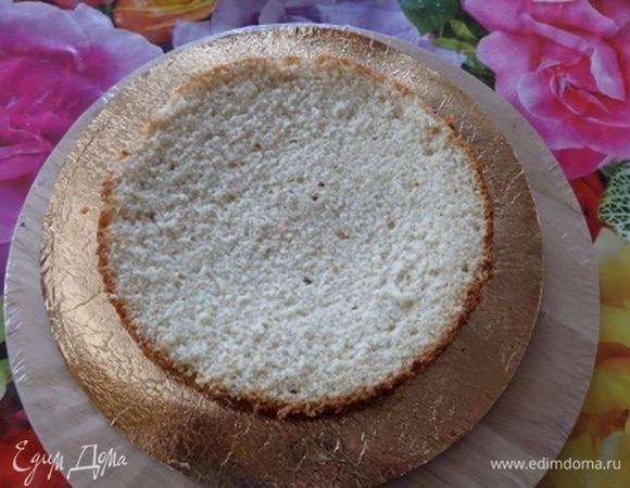 Подложку для торта протереть водкой или спиртом. В центр подложки отсадить 1 «звездочку» крема. Уложить корж.