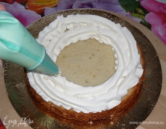 Затем на корж выкладываем творожный крем.