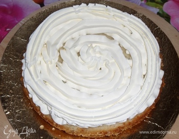 Равномерно распределяем крем по поверхности коржа, делая небольшие бортики.
